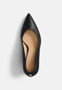 Fekete bőr hegyes orrú cipő elegáns kialakítással, nyitott oldalakkal és texturált arany emblémával a saroknál. Sima belső felület.