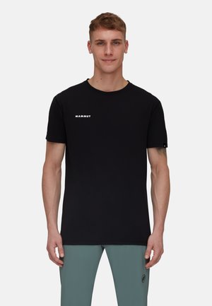Zwart t-shirt met korte mouwen van zachte stof en een ronde halslijn. Met een wit "MAMMUT" logo op de borst en een knoop op de mouw.