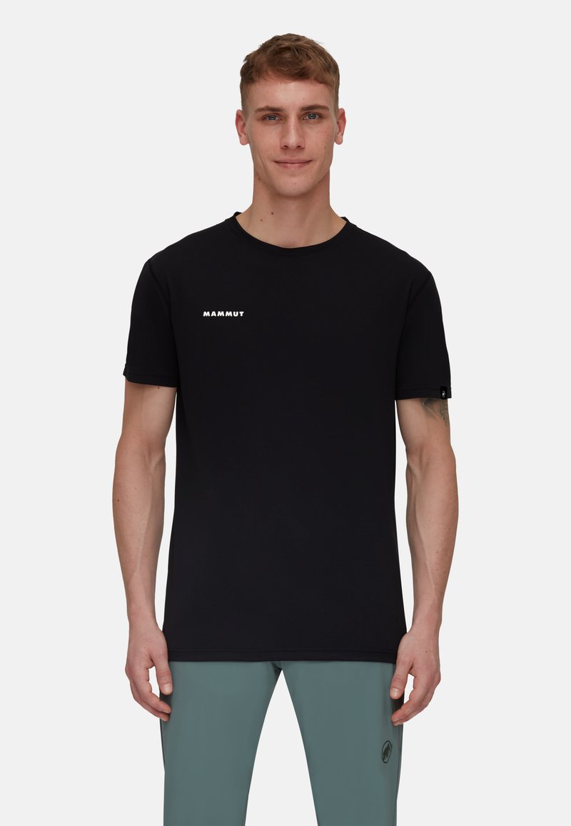 Zwart t-shirt met korte mouwen van zachte stof en een ronde halslijn. Met een wit "MAMMUT" logo op de borst en een knoop op de mouw.