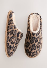 Chaussons à imprimé léopard avec doublure en fourrure douce, base beige et taches foncées. Conception à dos fermé avec une semelle texturée pour une meilleure adhérence.