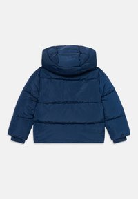 Temno modra puffer jakna s kapuco, z ozirom na prešito zasnovo, elastičnimi manšetami in skrajšanim krojem. Gladek, sijajen material.