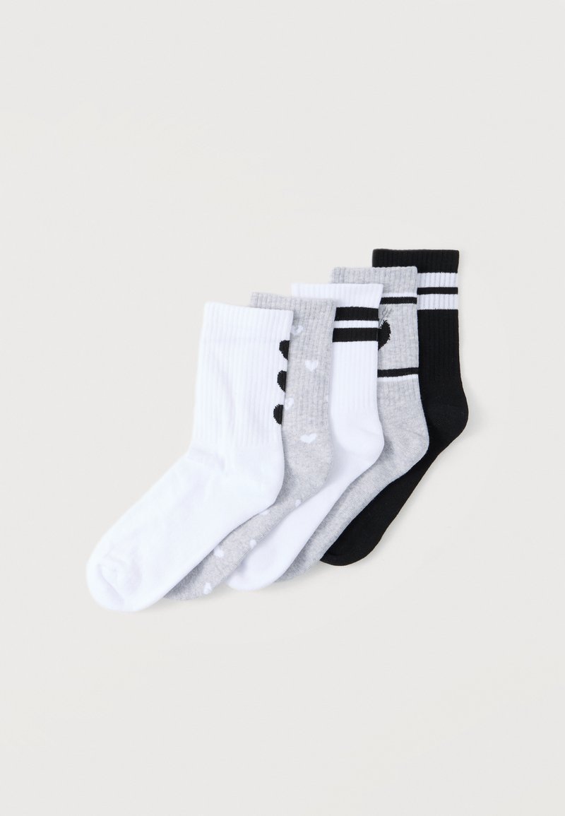 Πέντε ζευγάρια ριγωτές κάλτσες μεσαίου μήκους σε λευκό, γκρι και μαύρο με σχέδια καρδιάς και ρίγες, τοποθετημένα αλληλοκαλυπτόμενα σε ανοιχτό φόντο.