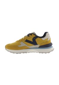 Sneaker giallo e grigio con una combinazione di materiali in suede e rete, caratterizzato da accenti blu navy, suola texturizzata e design con lacci.