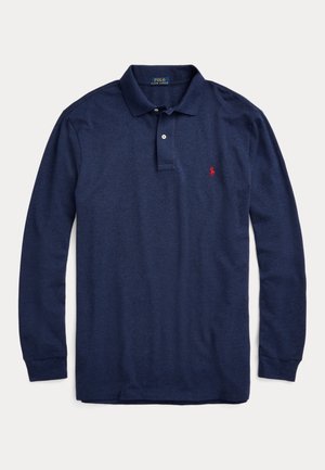 Marineblauwe lange mouwen polo shirt van zachte stof, met een twee-knoopsluiting en een klein rood logo op de linkerborst.