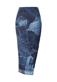 Denim-gepatroneerde kokerrok met een getailleerd ontwerp in verschillende tinten blauw, rafelaccenten en een gladde textuur.