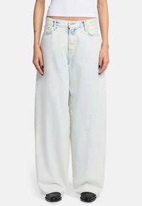 Helleblaue, weit geschnittene Jeans mit einem verblassten Design, aus Denim gefertigt. Verfügt über einen Knopfverschluss und Fronttaschen, die eine lockere Passform schaffen.