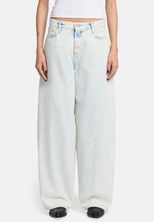 Jeans a gamba larga di colore azzurro chiaro con design sbiadito, realizzati in denim. Presentano una chiusura a bottone e tasche frontali, creando una vestibilità ampia.