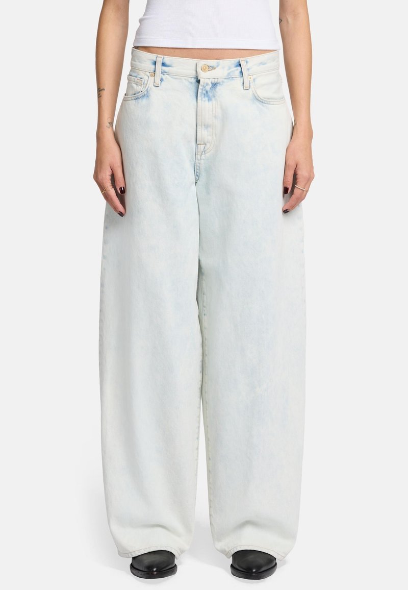 Helleblaue, weit geschnittene Jeans mit einem verblassten Design, aus Denim gefertigt. Verfügt über einen Knopfverschluss und Fronttaschen, die eine lockere Passform schaffen.