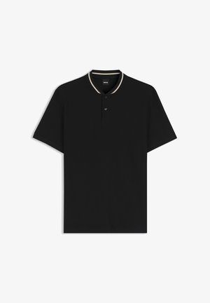 Polo noir à manches courtes avec une patte à deux boutons et un col côtelé avec des accents de rayures blanches et beiges.