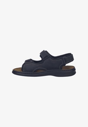 Schwarze offene Sandale mit verstellbaren Riemen, gepolstertem Futter und gepolsterter Sohle, von der Seite auf weißem Hintergrund gezeigt.