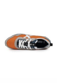 Baskets orange et grises avec une tige en toile, des accents en daim, des lacets blancs et des détails de logo noir sur la languette. Semelle en caoutchouc texturé.