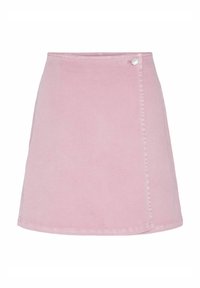 Rosa denimkjol med en lätt A-linjeform, sidoknappstängning och dubbelsömmar längs fållen för extra detalj.