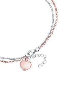 Silber- und roségoldfarbene Herzanhänger-Armband, mit einem Verschluss, strukturierten Ketten und einem glatten Herz-Anhänger, der mit "925" gekennzeichnet ist.