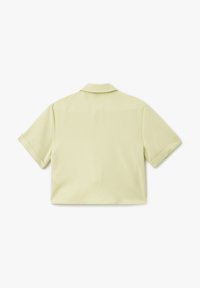 Korte mouwen cropped shirt in zachte, lichtgele stof; heeft een klassieke kraag en opgerolde mouwboorden; gladde textuur zonder patronen.