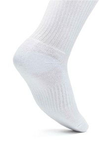 Hvite bomull ankle sokker med ribbet tekstur, med forsterket hæl og tå, designet for komfort og pusteevne.
