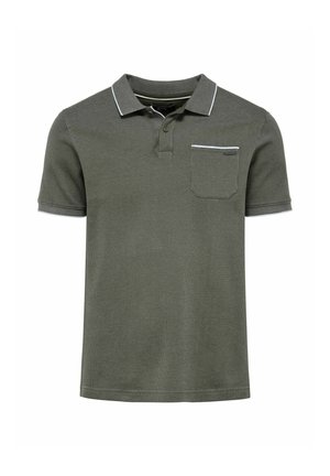 Koszulka polo w oliwkowym kolorze, z teksturowanym wzorem, z zapięciem na dwa guziki oraz kieszenią na piersi z białymi akcentami. Krótkie rękawy.