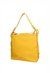 Sac à main en cuir jaune avec une finition texturée. Dispose d'une seule bandoulière et d'un haut ouvert. Design simple avec des accents de quincaillerie minimaux.