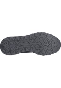 Suola di scarpa in gomma nera con un battistrada testurizzato e stampato che presenta forme angolari per una migliore aderenza. Il nome del marchio "WHISTLER" è ben visibile al centro.