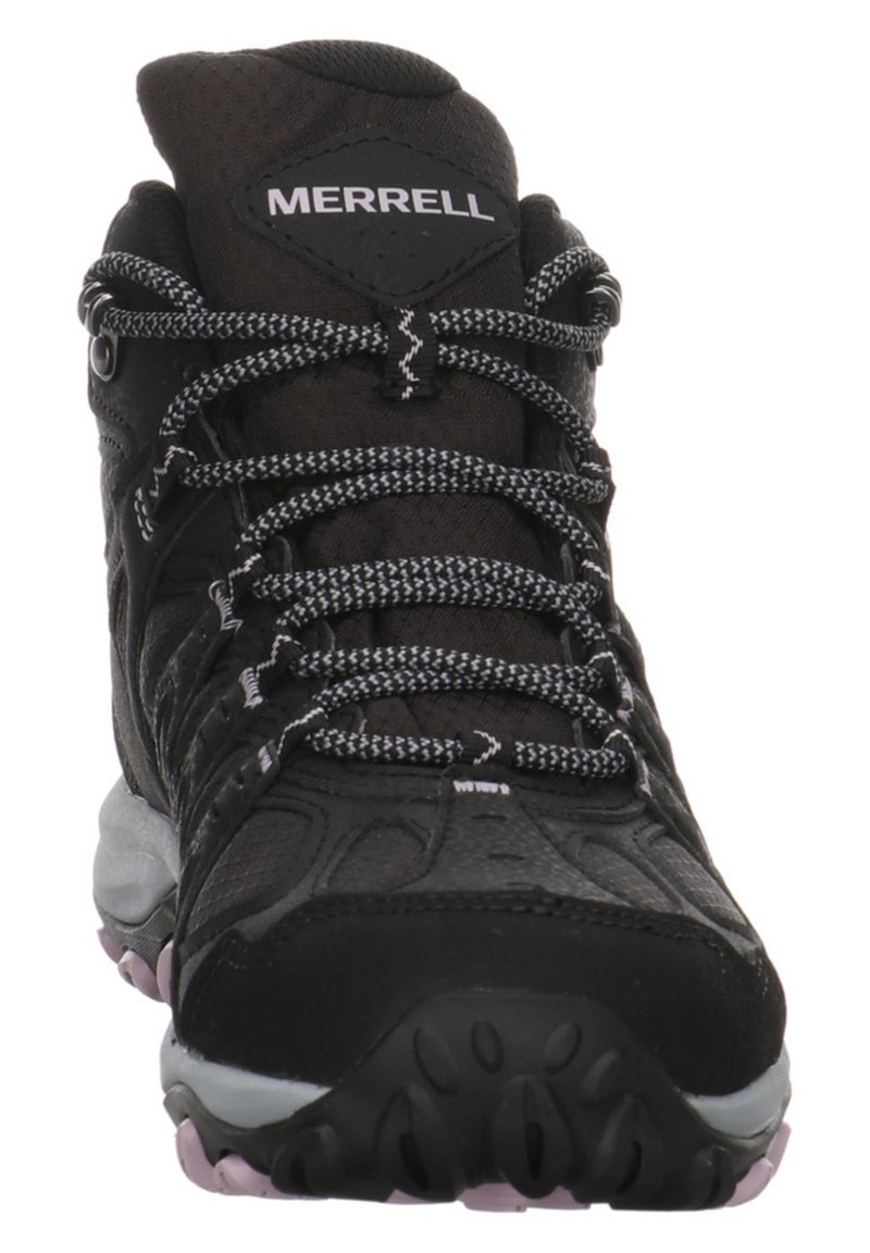 Schwarzer Wanderschuh mit strukturiertem oberen Material, gesichert mit reflektierenden grauen Schnürsenkeln. Verfügt über eine gepolsterte Sohle und eine strapazierfähige Gummiaußensohle.