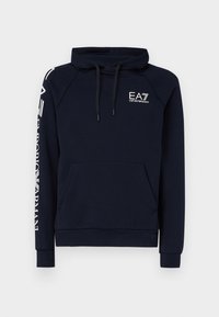 Sötétkék kapucnis pulóver húzózsinórral, elülső kenguru zsebbe, és fehér EA7 logóval a mellkason és az ujján. Simaságra törekvő anyag, laza fazon.