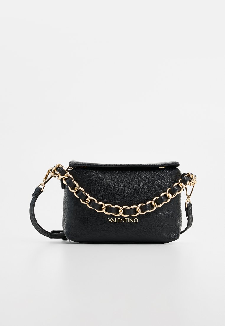 Sac en cuir noir avec une finition texturée, doté d'une bandoulière en chaîne dorée et d'une fermeture à rabat. L'avant présente le logo "VALENTINO".