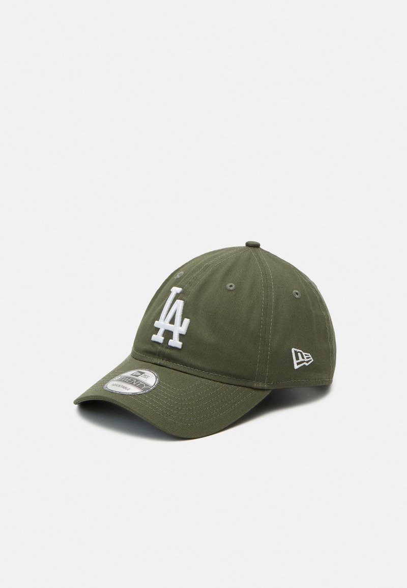 Boné de baseball verde-oliva feito de algodão, com um logotipo bordado em branco "LA" na frente, aba curva e uma faixa ajustável na parte de trás.