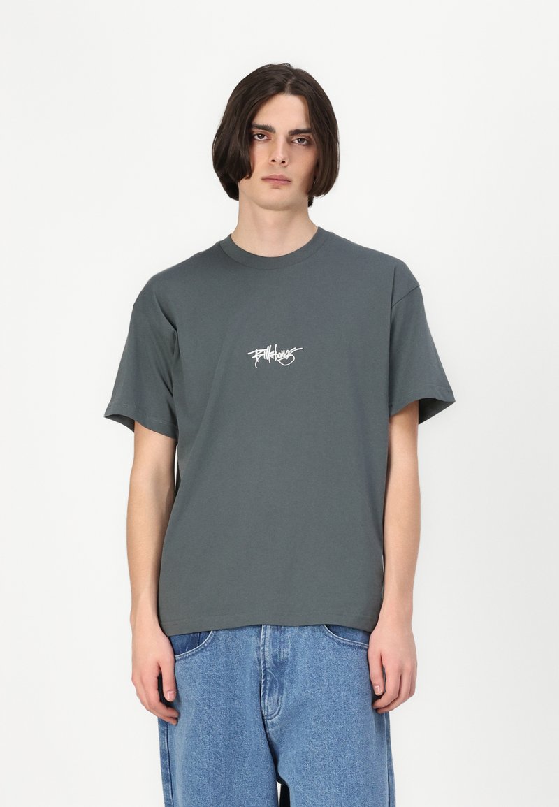T-shirt din bumbac gri închis, cu guler rotund și mâneci scurte. Prezintă un logo grafic alb imprimat pe piept.