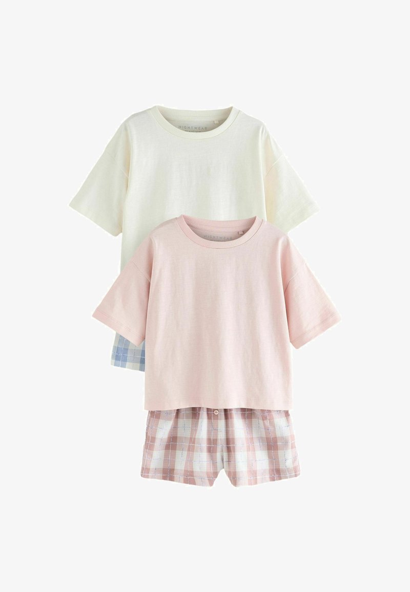 To sæt korte pyjamas med korte ærmer; det ene sæt har en cremefarvet top og blå ternede shorts, det andet en lyserød top med lyserøde ternede shorts.
