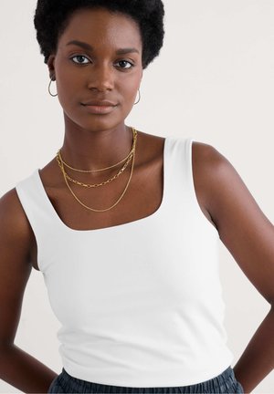 Weißes, ärmelloses Tanktop mit quadratischem Ausschnitt aus glattem Baumwollstoff. Es hat ein tailliertes Design und wird mit geschichteten goldenen Kettenanhängern kombiniert.