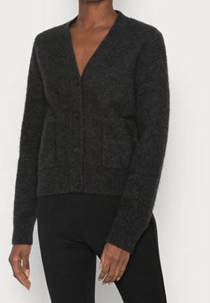 Cardigan gris foncé en laine texturée, doté d'un col en V, d'une fermeture à boutons, de deux poches avant et de poignets et d'un ourlet côtelés.