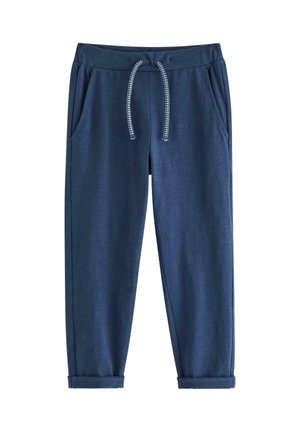 Marineblå afslappede bukser med elastisk talje, hvidt pletmønstret snørebånd, sidelommer og opkrogede manchetter på hvid baggrund.