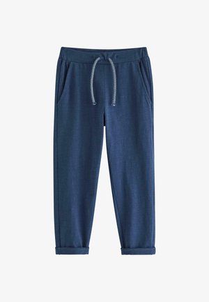 Marineblå afslappede bukser med elastisk talje, hvidt pletmønstret snørebånd, sidelommer og opkrogede manchetter på hvid baggrund.