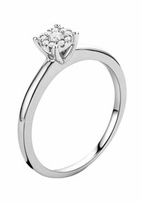 Anello in argento con un cluster rotondo di piccole gemme trasparenti montate su griffe. La fascia è elegante e lucida.