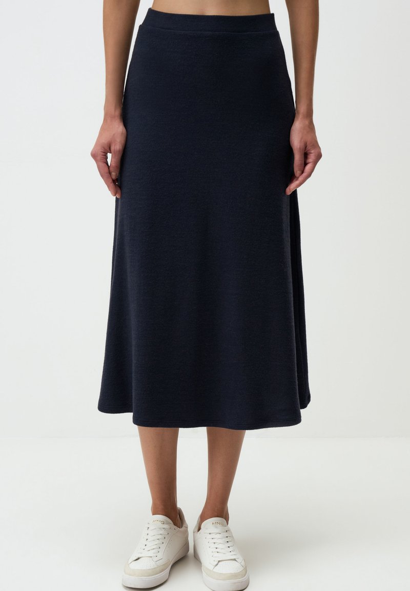 Jupe midi marine en tissu doux, avec une taille lisse et une forme évasée. Associe à des baskets blanches pour un look décontracté.
