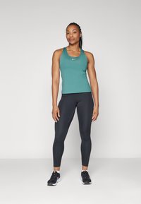 Nike Performance SWOOSH - Top - bicoastal/white