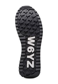 Semelle de chaussure en caoutchouc noire avec un motif de semelle en forme d'étoile, portant l'inscription "W6YZ" en blanc, offrant traction et durabilité.
