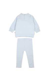 Sweatshirt bleu clair avec des poignets côtelés et une fermeture à boutons au niveau du cou, associé à des leggings côtelés bleu clair assortis avec des ourlets à volants.