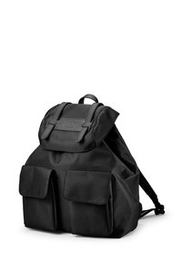 Svart ryggsäck med en texturerad yta, två framfickor och en toppflik. Har justerbara axelremmar och ett handtag för bärande upptill.