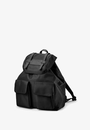 Sort rygsæk med en struktureret overflade, to forlommer og en topklap. Har justerbare skulderremme og et håndtag på toppen.