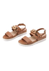 Sandali in pelle marrone con punta arrotondata, design con cinturini minimal, accentuati da una catena dorata e suola esterna bianca testurizzata.