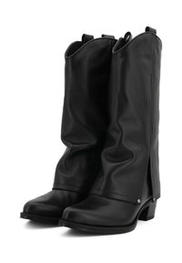 Stivali da cowboy in pelle nera con un design sformato, punte appuntite, tacco basso e fessure laterali. Presentano cuciture decorative e dettagli metallici.