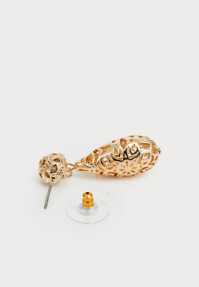 Goldfarbene Tropfenohrringe mit filigranem Design, tropfenförmig und mit einem runden Stecker. Einschließlich durchsichtiger Rückplatte.