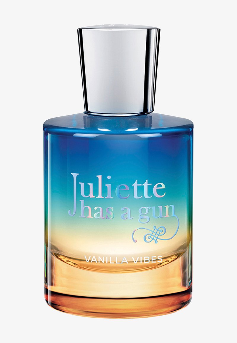 Flasche aus Glas mit blau-bernsteinfarbenem Farbverlauf, silberner Kappe, beschriftet mit "Juliette Has a Gun Vanilla Vibes".