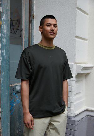 T-shirt con stampa - sequoia/pilgrim