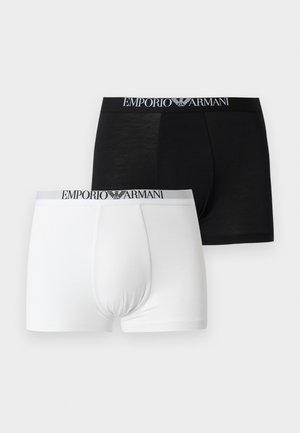 Δύο boxer briefs Emporio Armani, ένα μαύρο και ένα λευκό, και τα δύο με ελαστική μέση με λογότυπο, σε ανοιχτό φόντο.