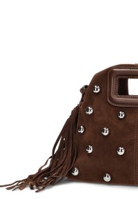 Bolso de ante marrón con tachuelas redondas plateadas, borlas con flecos a los lados y un asa rectangular cortada.