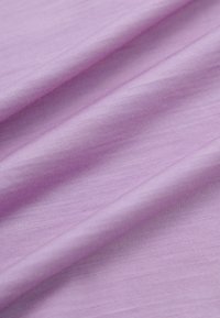 Jasnofioletowa tkanina o miękkiej teksturze, charakteryzująca się gładką i nieco błyszczącą powierzchnią oraz subtelnymi różnicami w kolorze i wzorze tkania.