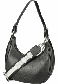 Mustakasta tekstuurilla varustettu musta nahkakuukkelilaukku, jossa on hopeanväriset yksityiskohdat ja irrotettava musta-valkoinen säädettävä olkahihna, jossa lukee "BOSS".