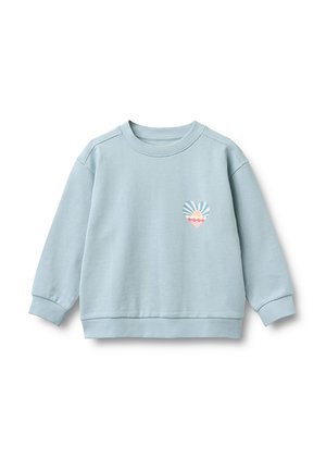 Lyseblå børnesweatshirt med rund hals, ribstrikkede manchetter og kant samt hjerteformet grafik med sol og bølger på brystet.