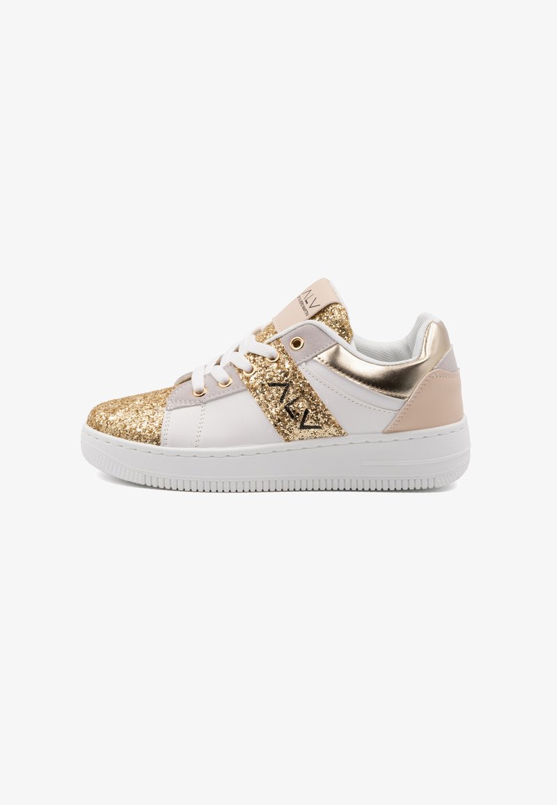 Witte sneakers met gouden glitteraccenten, een metallic gouden hak en een beige band. Voorzien van witte veters en een gestructureerde rubberen zool.